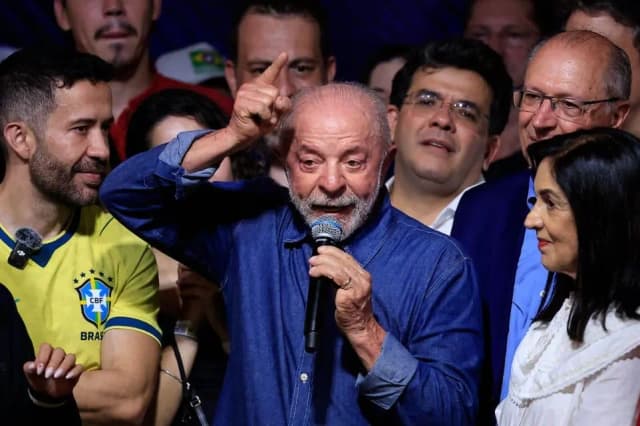 El gobierno de Brasil citó a la representante de la Argentina por la huida de Bolsonaro