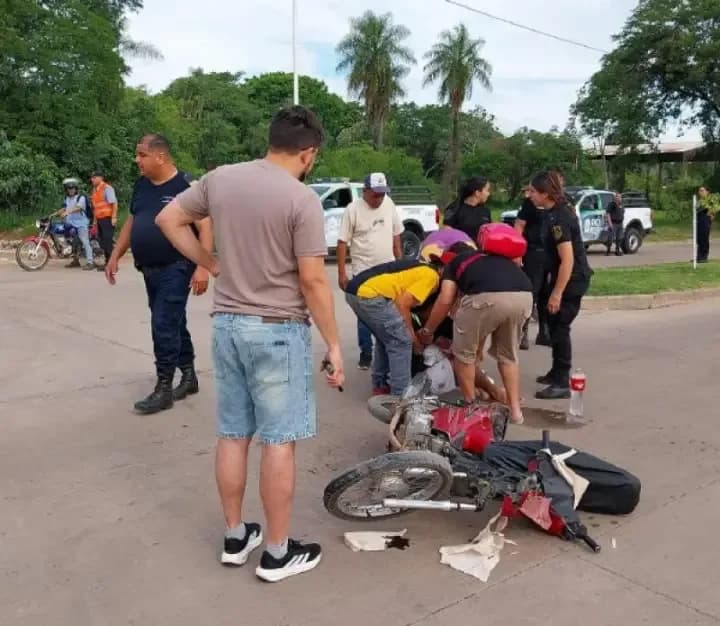 Motociclista huyó 
tras chocar a un 
nene y su papá