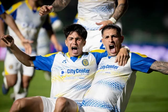 Rosario Central venció a Sarmiento para treparse a la cima de la tabla anual
