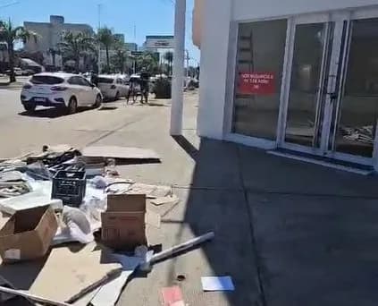 Malestar vecinal por un minibasural que dejó una farmacia tras su mudanza