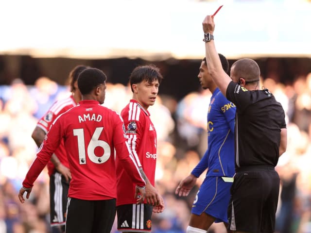 Con Lisandro Martínez expulsado, el United pierde 2-0 con el Chelsea y coquetea con el descenso