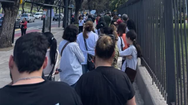 Kits a voluntarios: el papa León XIV todavía está lejos, pero acá en Patricios se siente