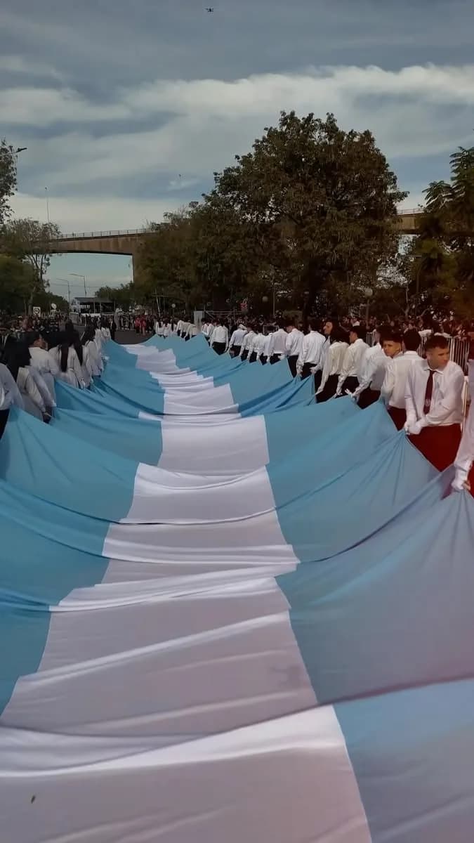 El orgullo de ser argentinos, en cada rincón y en cada mirada Un 9 de julio con nuestra bandera flameando y los aplau...