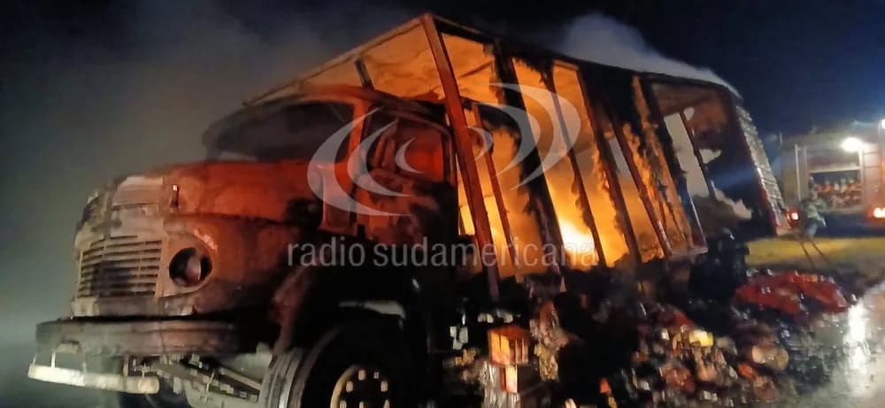Ruta 12: se incendió un camión que transportaba productos de limpieza