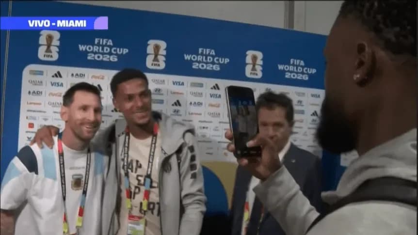 Messi se sacó fotos con los jugadores de Cabo Verde: "Adentro de la cancha me cagan a patadas, ja" - TyC Sports