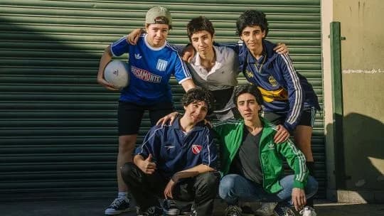 La amistad como refugio: el Indio Solari y el fútbol barrial toman la escena en La Banda de Lurzu