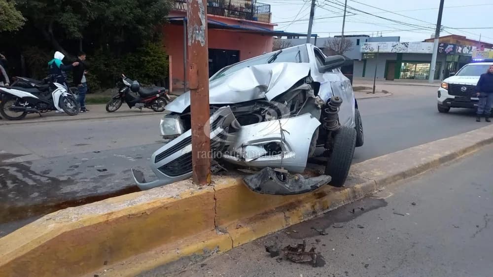 Chaco: perdió el control de su auto y chocó contra una columna