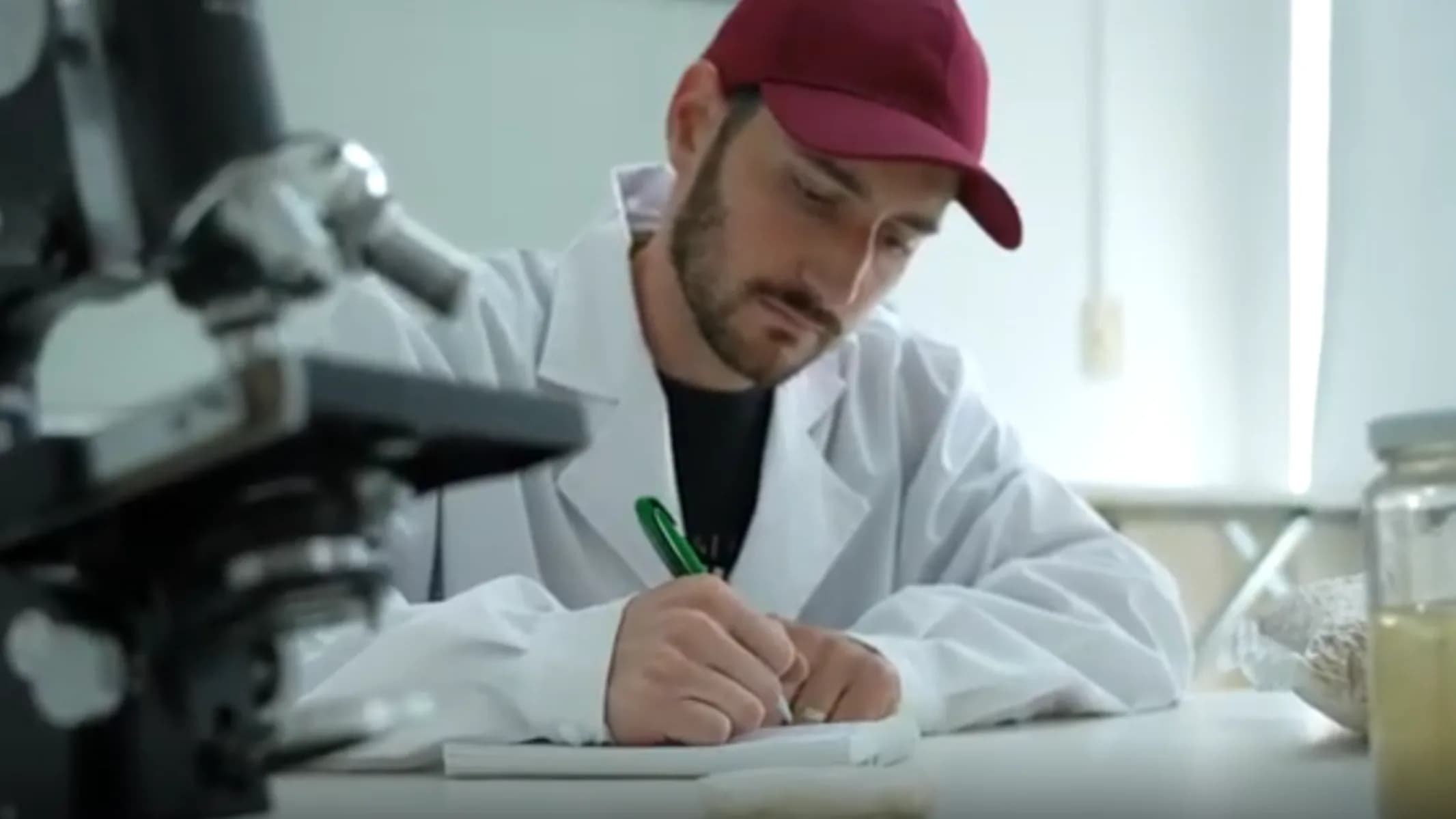Fernando de Antueno es pionero en el cultivo de hongos y brotes en Tierra del Fuego: Diseñó un módulo especial para producirlos y los vende a chef y a los cruceros que llegan a Ushuaia