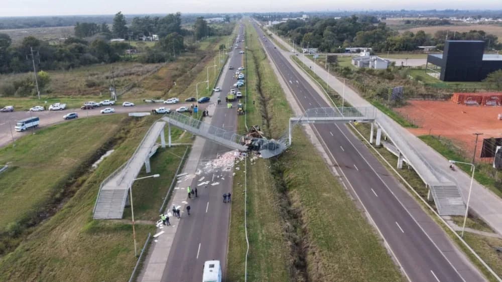 El camionero que chocó y derribó un puente en Chaco era correntino