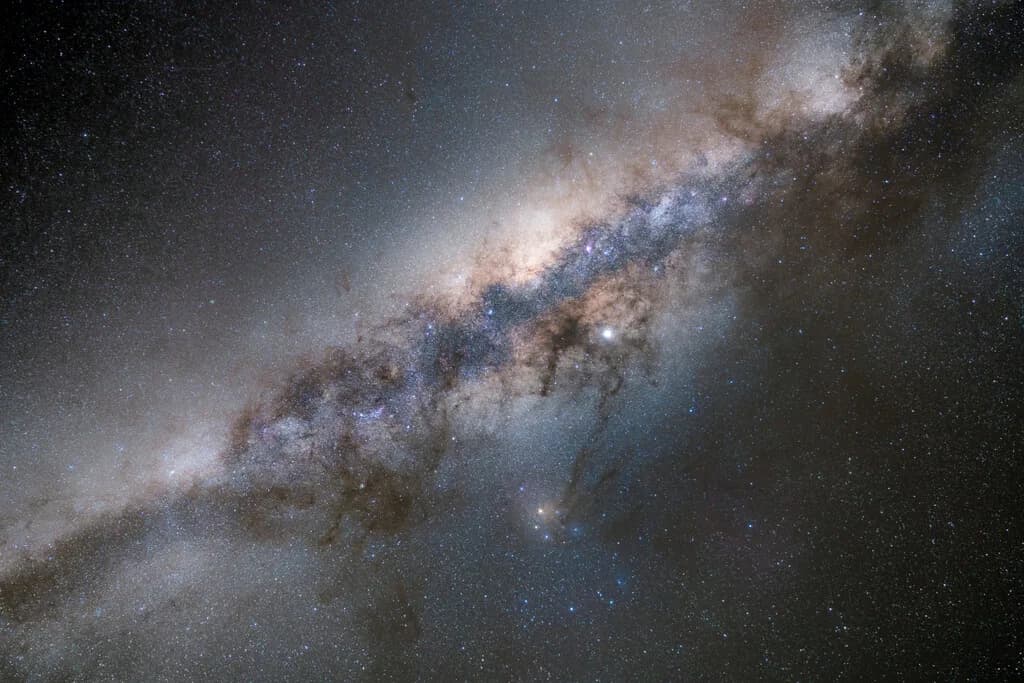 La Vía Láctea es un 10% más grande de lo que pensábamos, y lo hemos descubierto mirando explosiones en otras galaxias