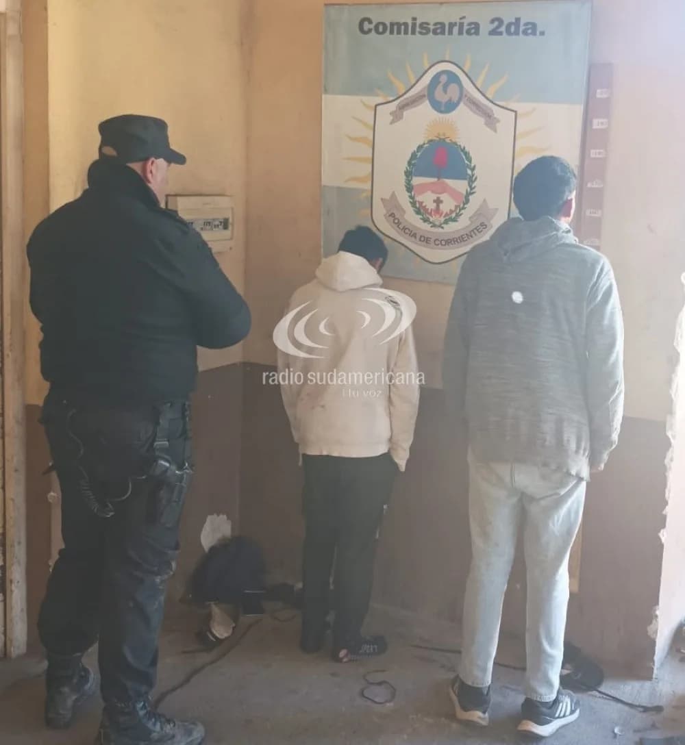 Policías buscaban a dos delincuentes y fueron agredidos por los vecinos