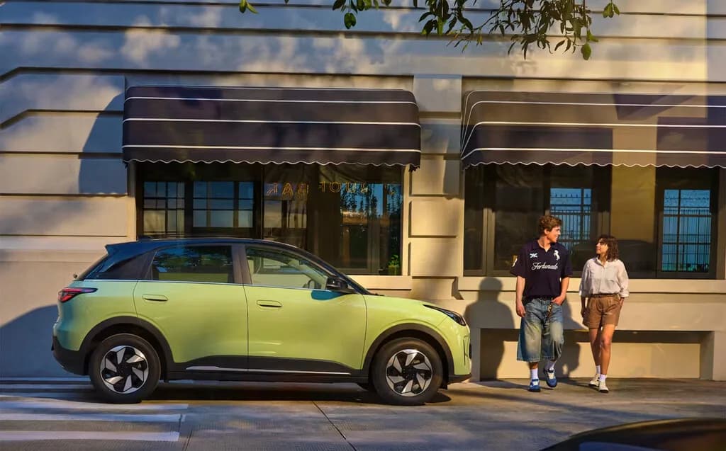 El coche más vendido de China acaba de poner rumbo a Europa. Tiene varios argumentos más allá de ser eléctrico