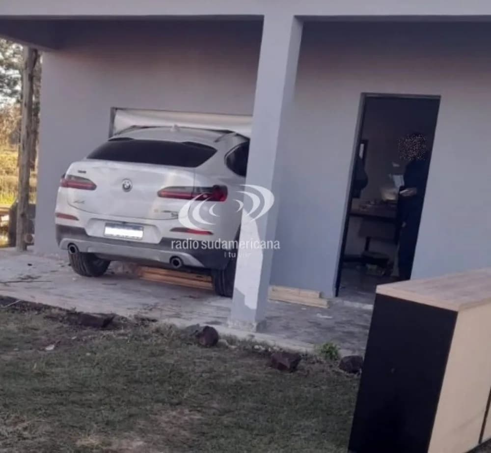 Conductor se incrustó con el auto en una de las oficinas de su empresa