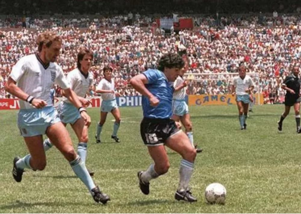 Subastan la pelota con la que Maradona anotó sus históricos goles ante Inglaterra