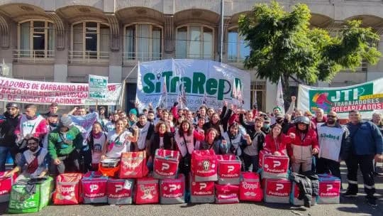 Deudores Ya: denuncian que crece el endeudamiento entre los repartidores de aplicaciones