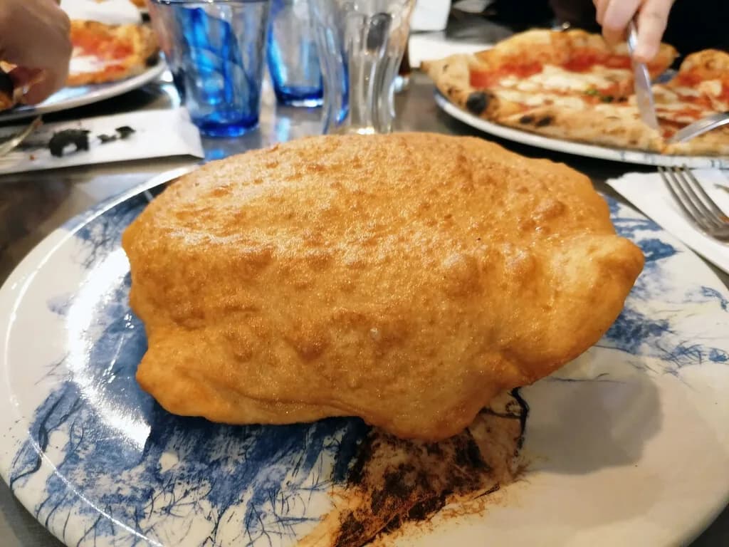 La pizza frita parece una guarrada procedente de EEUU. En realidad se "inventó" para salvar Nápoles tras la Segunda Guerra Mundial