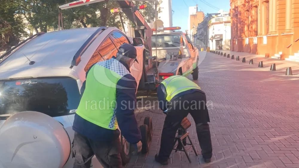 Portada de video: Ingresó contramano, estacionó en lugar no permitido y se fue caminando
