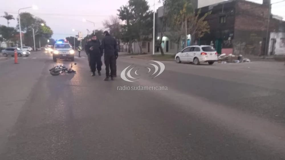 Chocaron un automóvil y una motocicleta frente al Hospital Llano