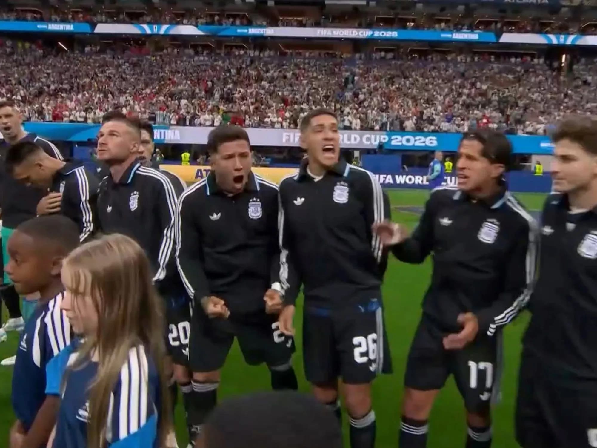 La euforia de los jugadores en el himno y el "que no salta es un inglés"
