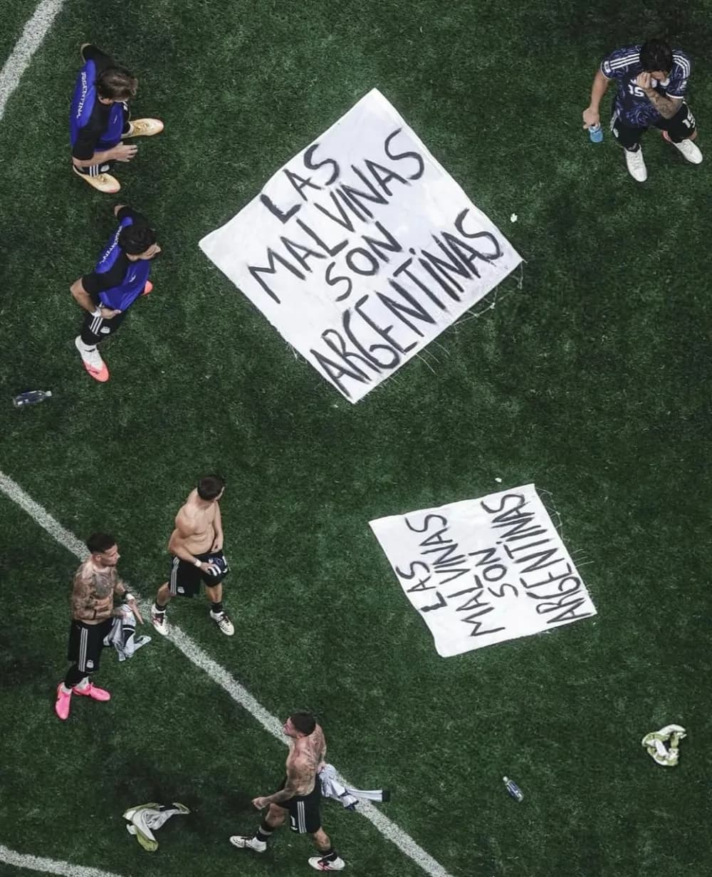 La bandera con un mensaje por Malvinas que mostraron los jugadores de Argentina