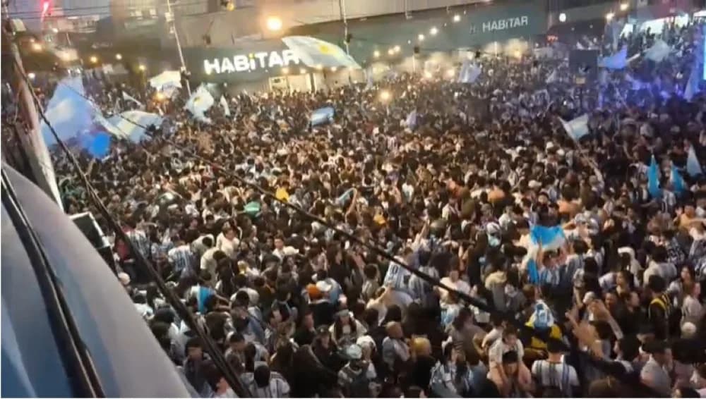 Una multitud copó la Plaza Mitre para celebrar el triunfo de Argentina