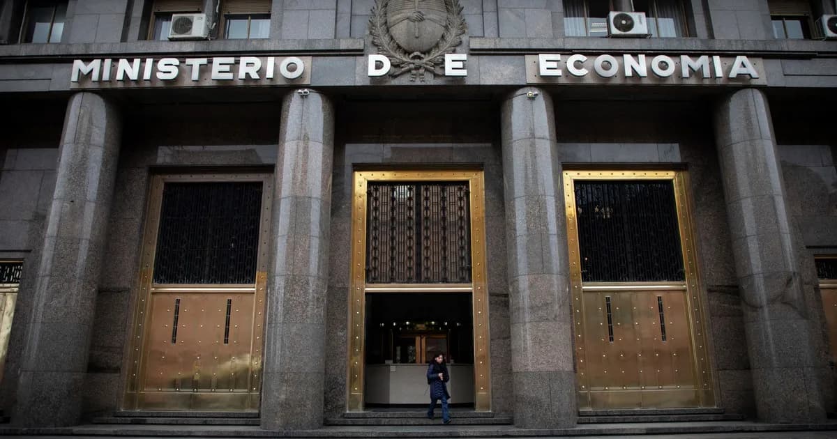 Por la suba del dólar, bajó en junio la deuda pública