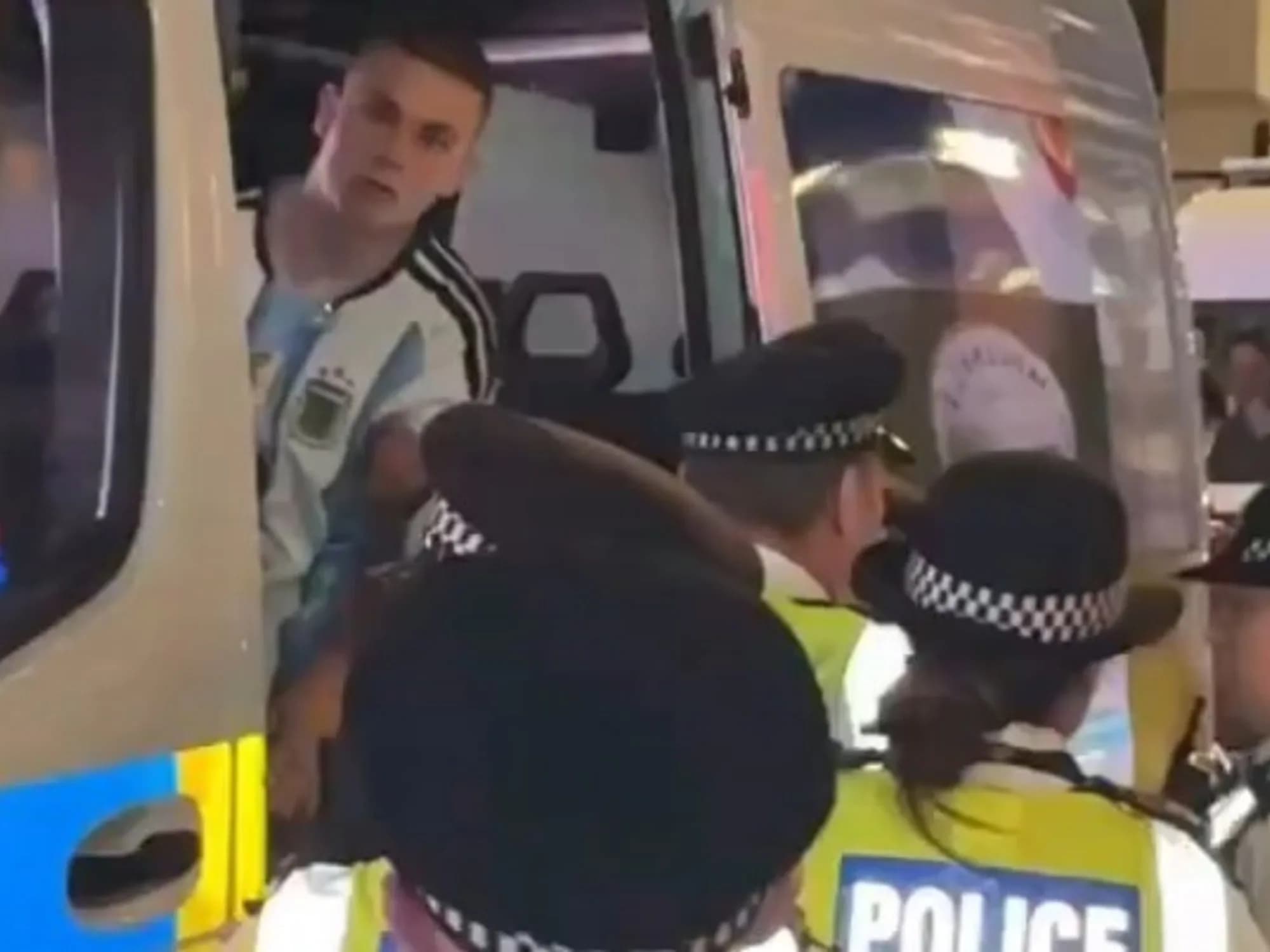 Lo salvaron de milagro: la Policía rescató a un hincha argentino antes de ser linchado en Londres