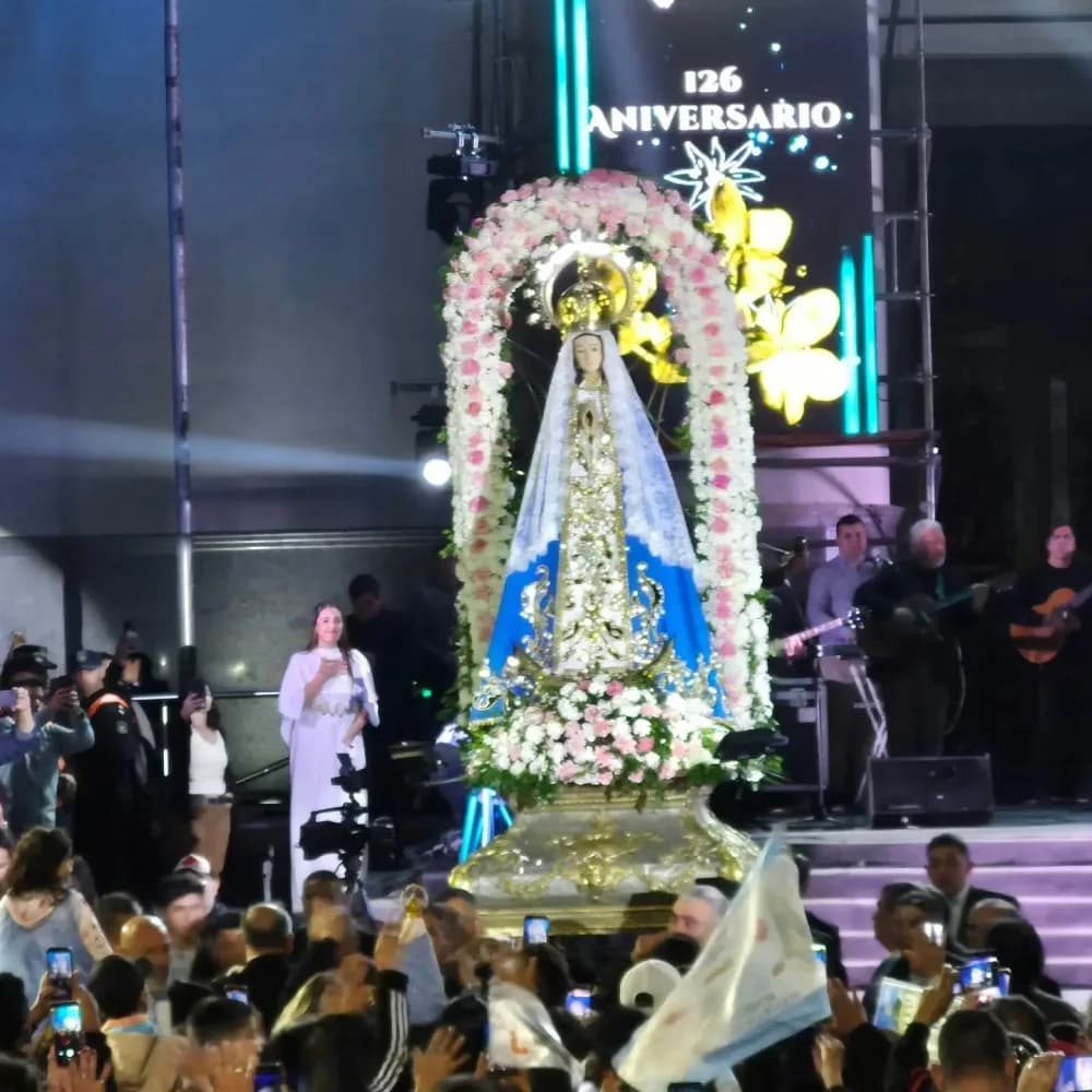 Peregrinos celebran a la Virgen en el Día de la Coronación Pontificia