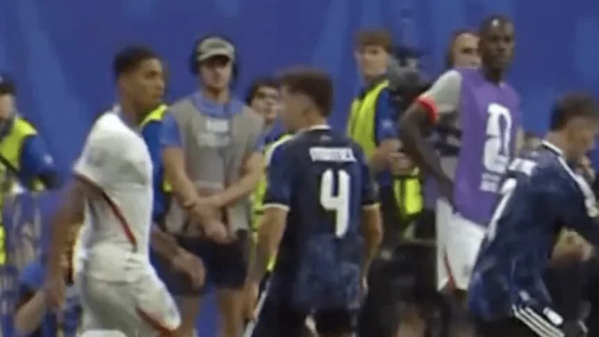 La guapeada de Montiel a Bellingham en Argentina-Inglaterra que se volvió viral - TyC Sports