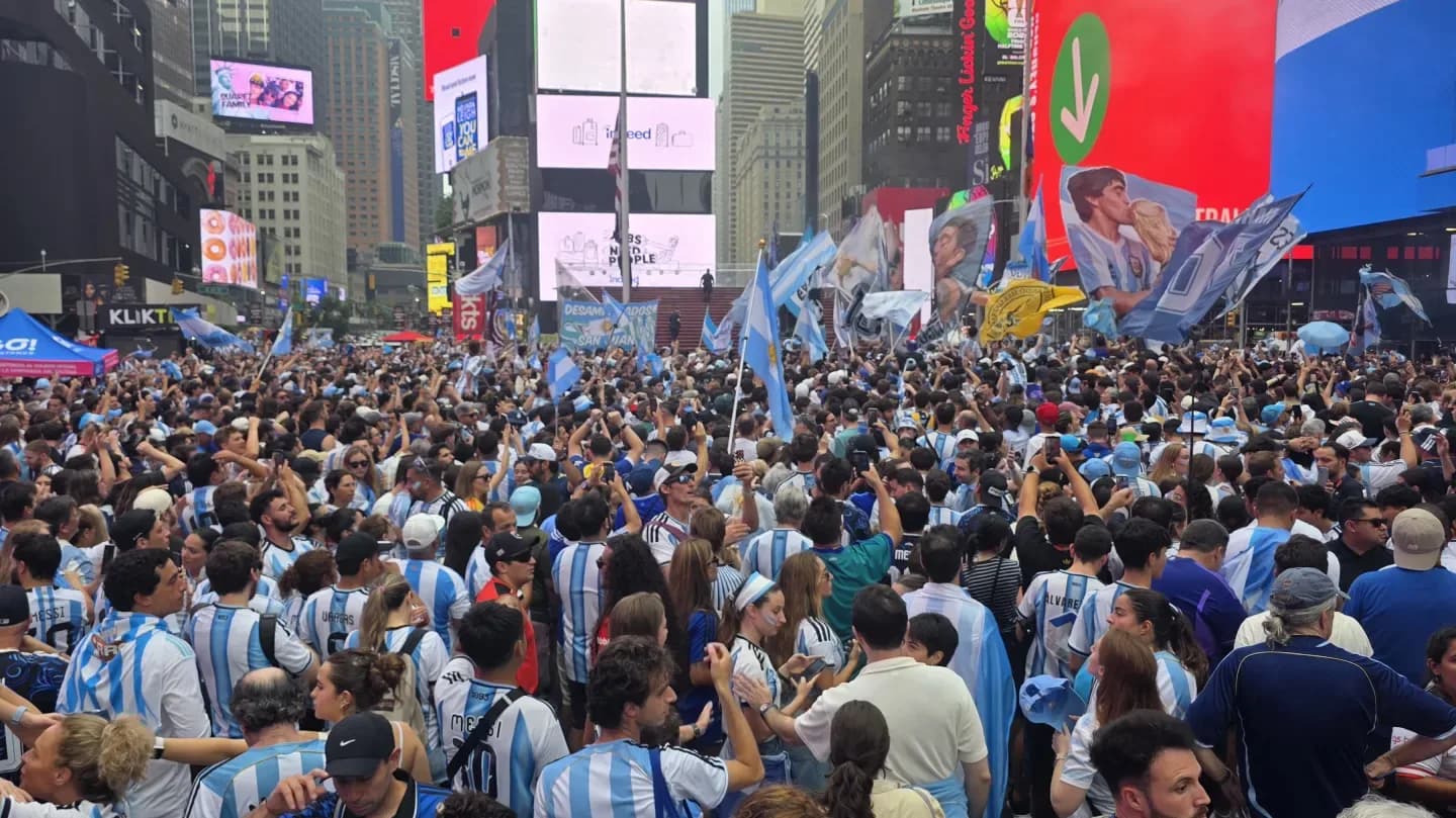 Locura en Times Square por un banderazo argentino que no frenó ni la lluvia - TyC Sports
