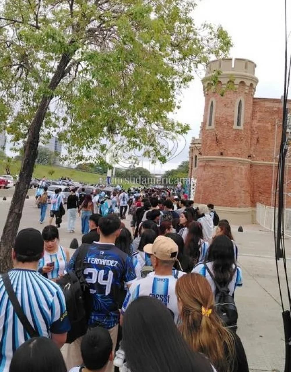 Largas filas para ingresar a La Unidad y alentar a la Selección