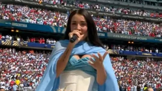 El impactante vestido celeste y blanco de María Becerra en la final del Mundial 2026