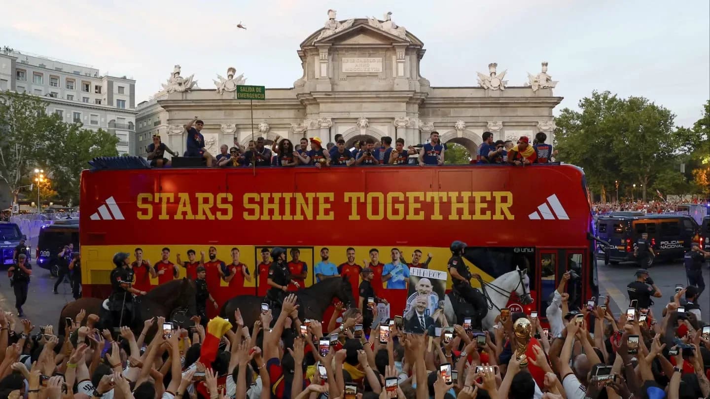 Más de un millón de personas reciben a España en Madrid tras la consagración en el Mundial - TyC Sports