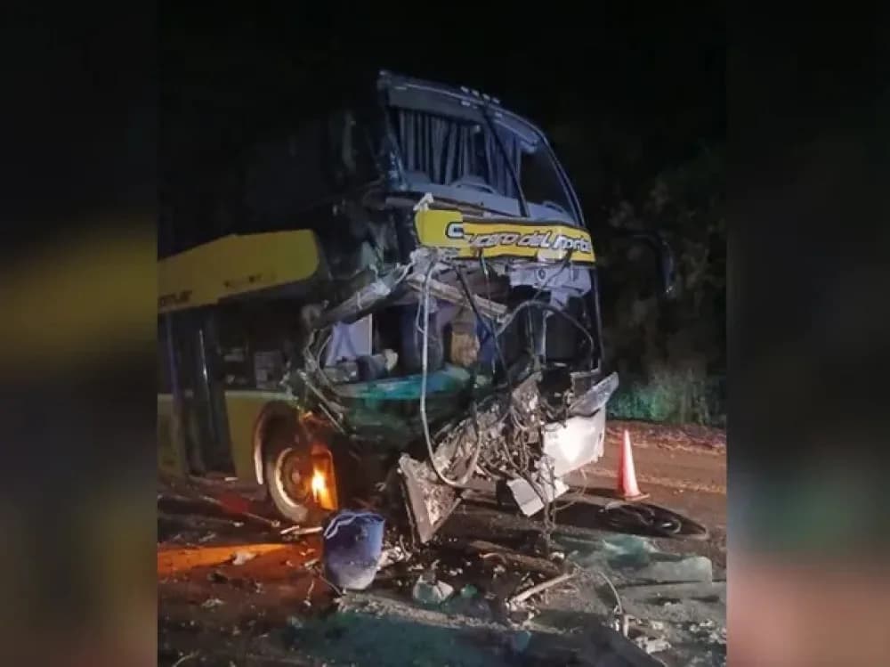 Misiones: 40 heridos tras un brutal choque entre un micro y un camión