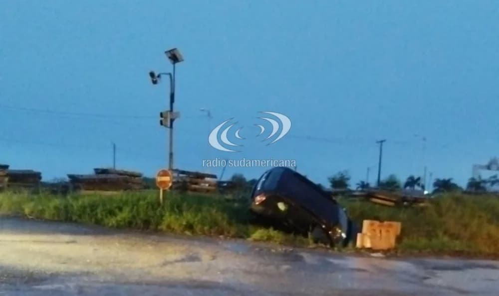 Un automóvil despistó y volcó frente al aeropuerto de Corrientes