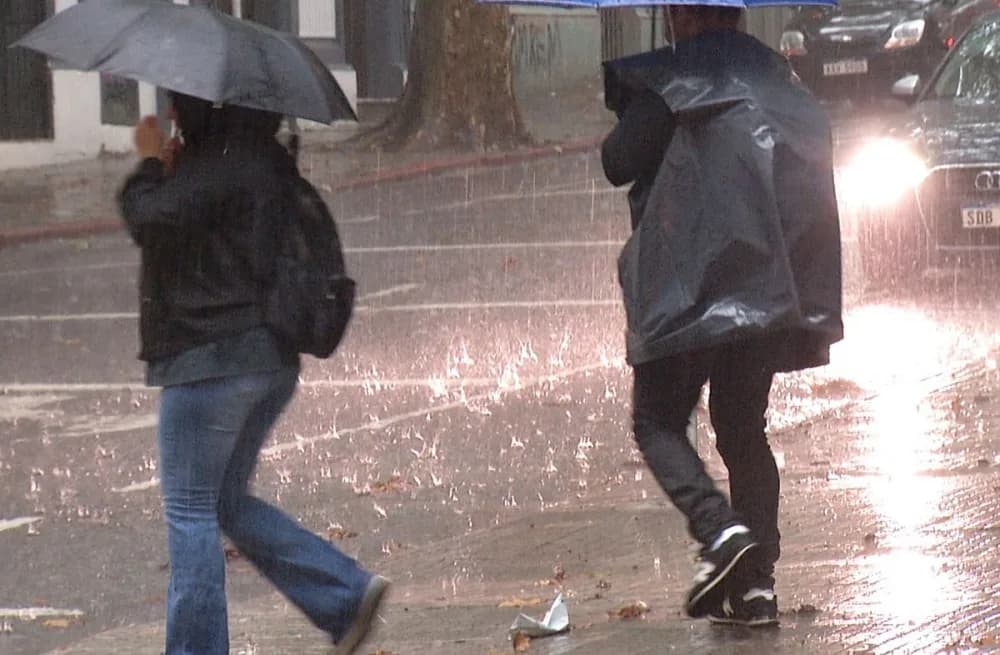 Rige doble alerta por tormentas para la Capital y varias localidades