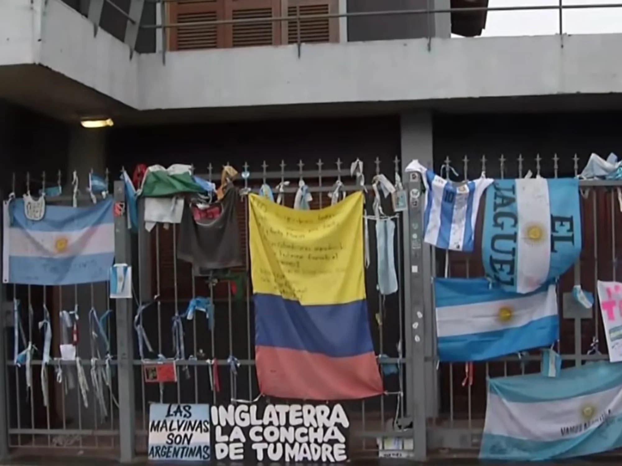 La vieja casa de Messi en Rosario se llenó de banderas y mensajes