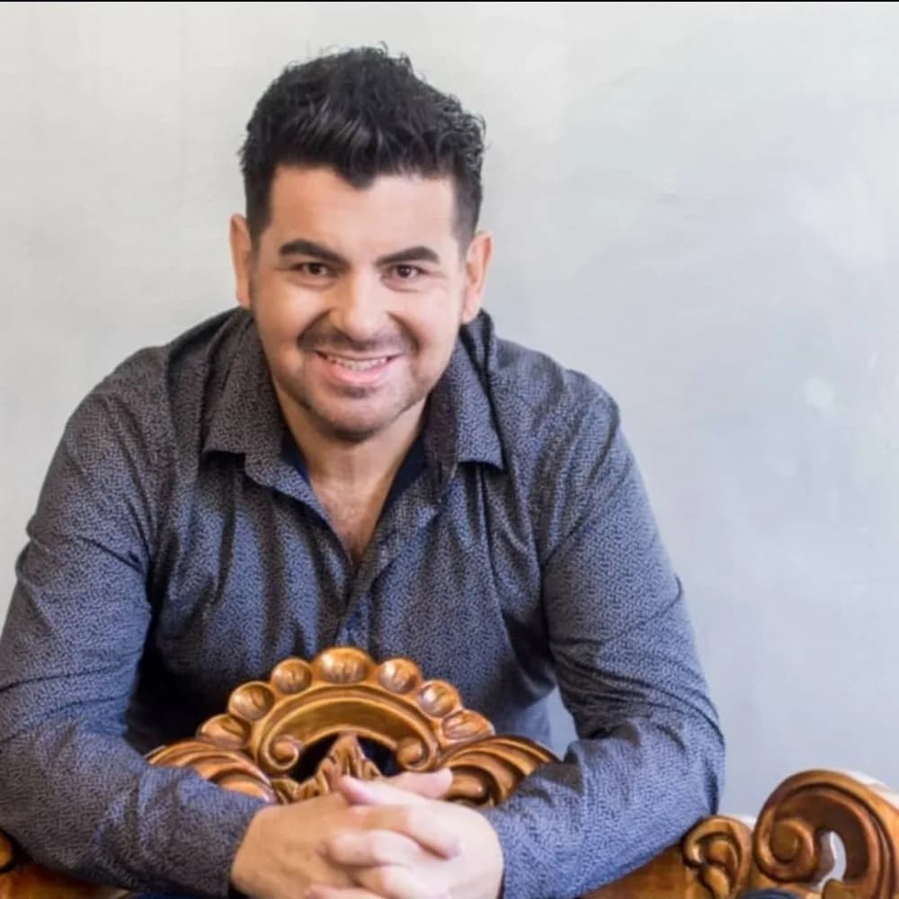 El correntino nominado a los Premios Pinti que hace arte con el pelo en el teatro internacional