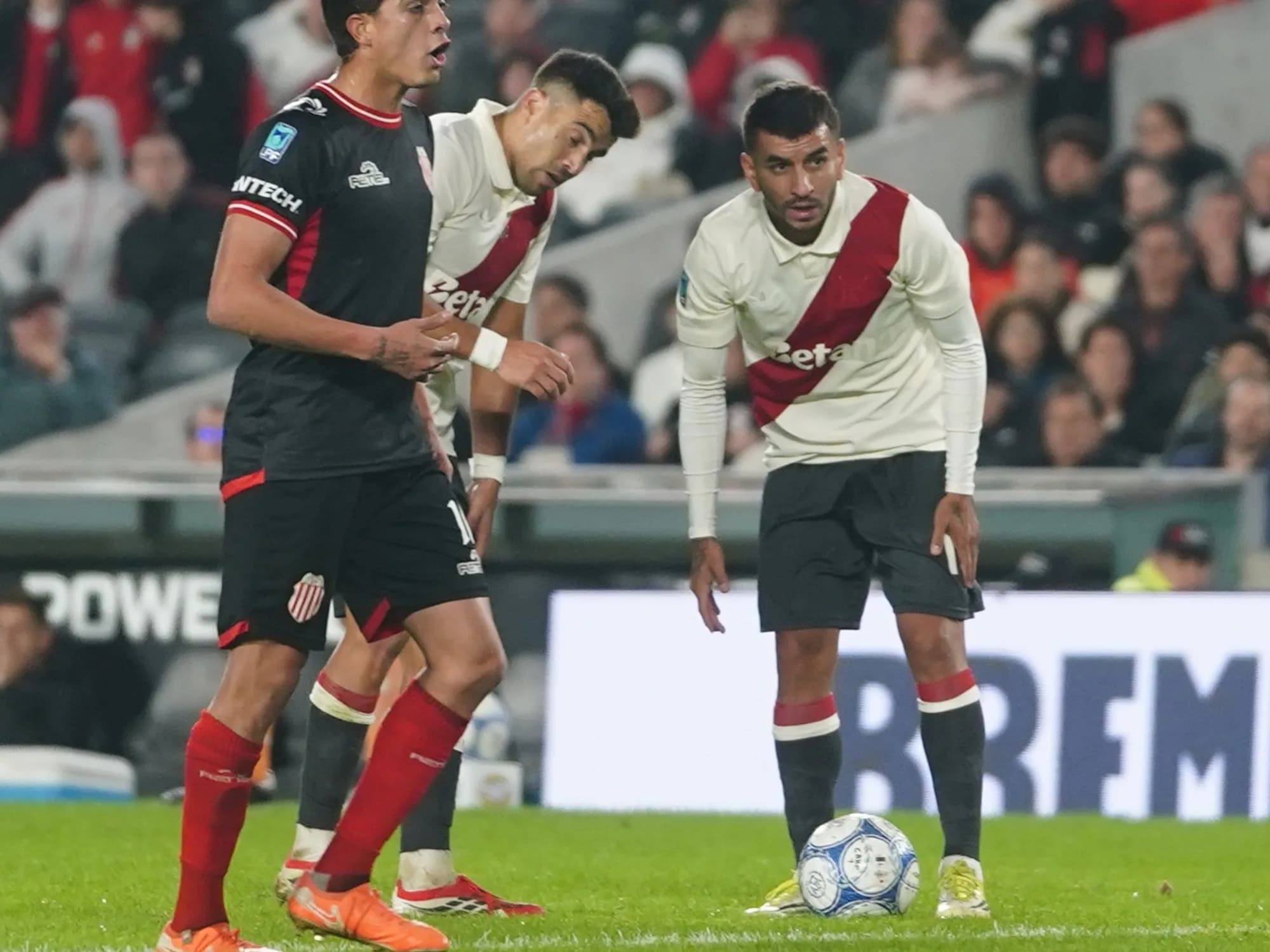 Del avión a la cancha: así fue el debut de Angel Correa en River