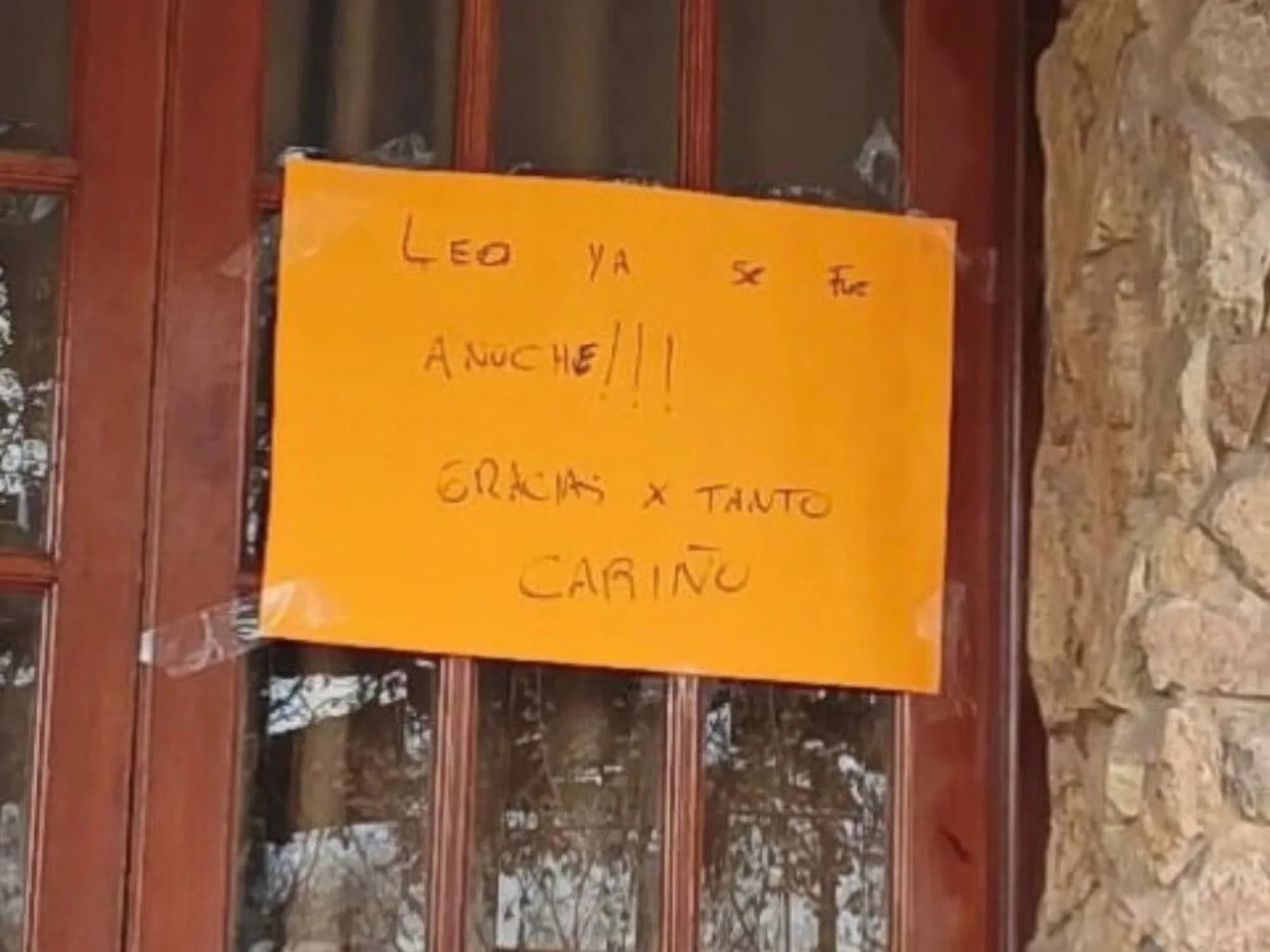 El simpático cartel de la familia Scaloni para avisar que el DT dejó Pujato