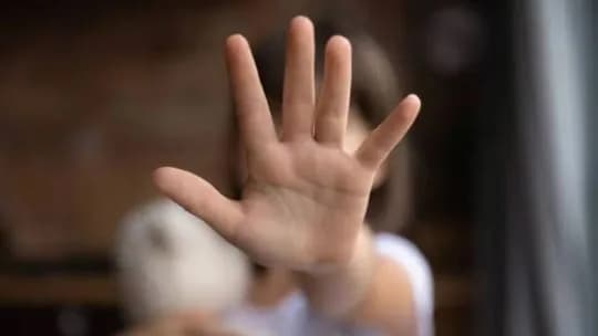 Abusó de la hija de su pareja mientras se bañaba: lo condenaron a 12 años de prisión