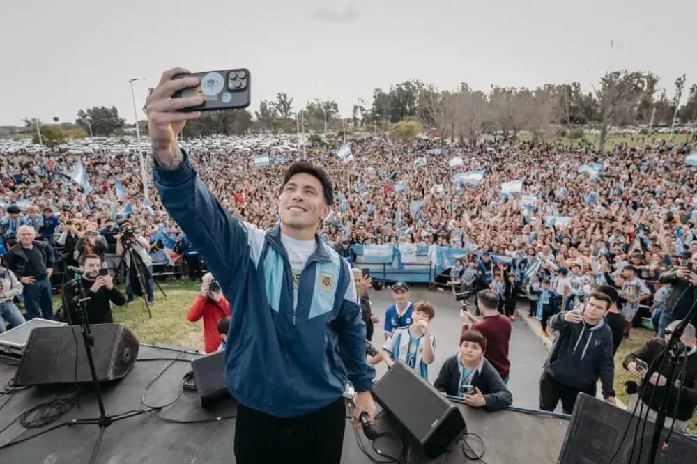El emocionante homenaje a Lisandro Martínez en su Gualeguaychú natal