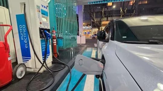 El Gobierno reabre un cupo para importar autos híbridos y eléctricos con arancel cero