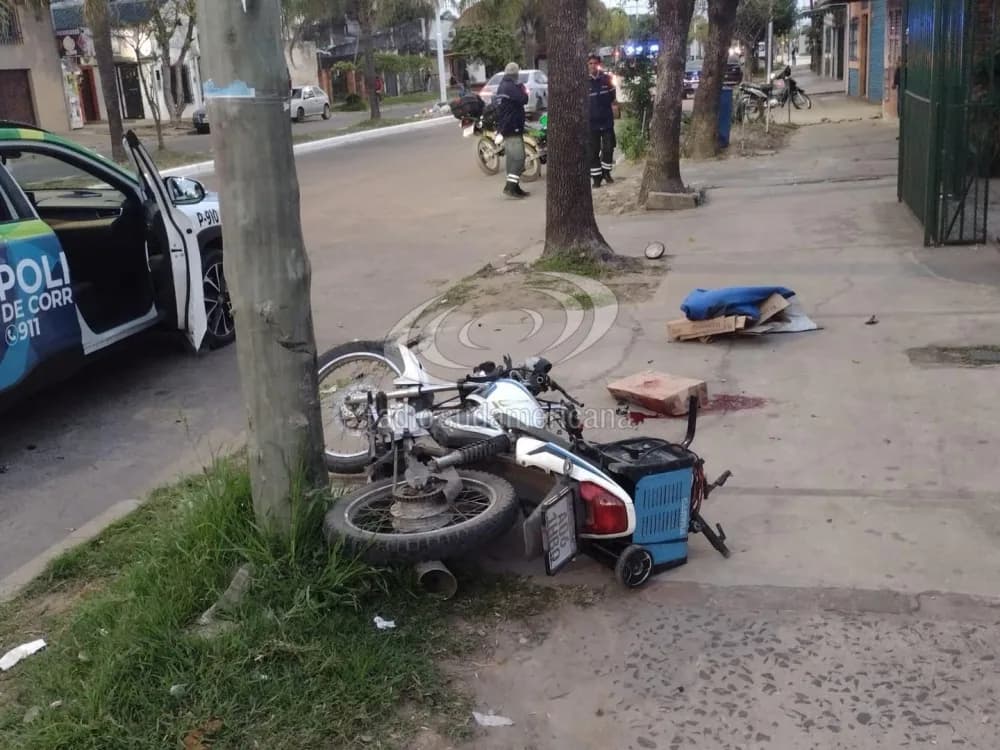 Portada de video: Motociclista sin casco, chocó un poste y sufrió un golpe en la cabeza