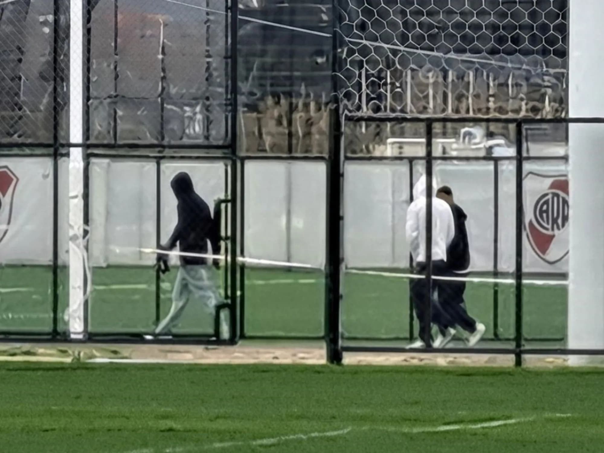 Entre obreros y juveniles: así es un día de los borrados de River en Cantilo