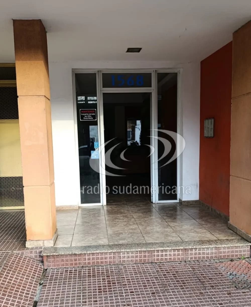Ladrones ingresaron a un edificio y se llevaron una notebook