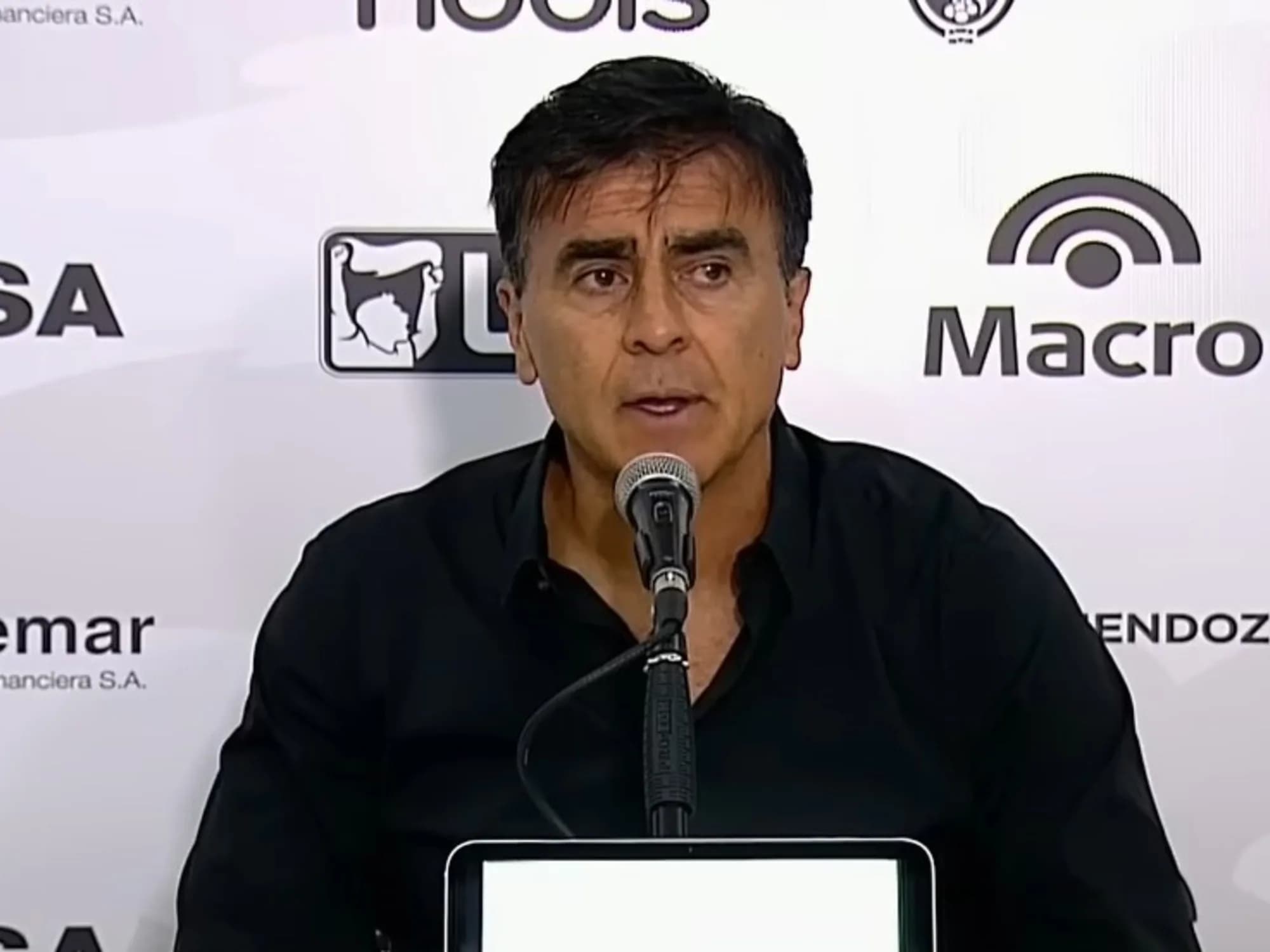 Quinteros, sobre Machuca: del "es una incorporación del club" al "en Vélez tuvo buenas actuaciones