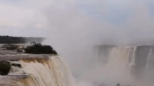 Se agrava la situación en Cataratas: quitarán las pasarelas metálicas ante el impresionante crecimiento del río