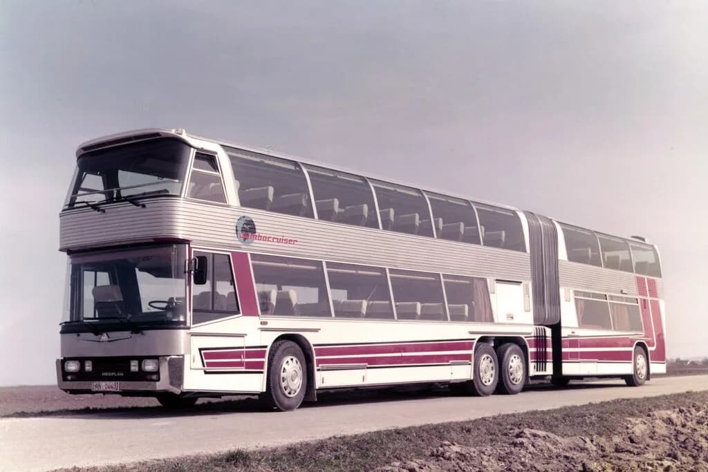 "Casi todos se fueron al bar, así que partieron el eje": Jumbocruise o como el Titanic de los autobuses murió víctima de sí mismo