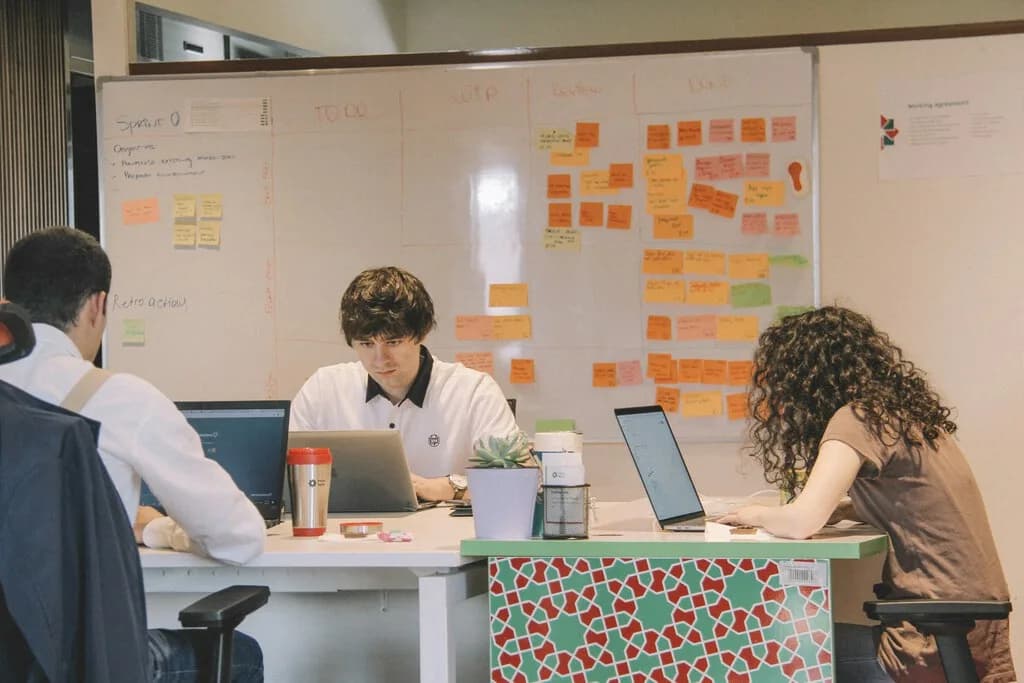 El mayor temor era que la IA nos quitara el trabajo. La realidad es que está reemplazando a quienes están aprendiendo a trabajar